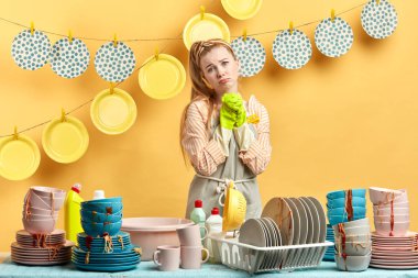 kameraya poz sefil bir görünüm ile güzel depresif kadın