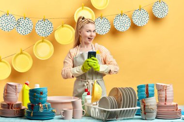 mutfak temizliği sırasında bir erkek arkadaşı ile sohbet neşeli genç kadın