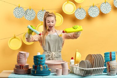 Yaratıcı çekici ev hanımı bulaşık yıkama sıvı ile deneyler yapıyor