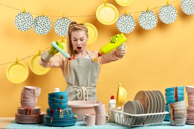 duygusal sinirli kadın kötü yararsız bulaşık sıvı korkuyor