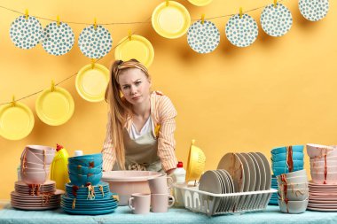 memnun mutsuz ev hanımı mutfak masasının arkasında duran