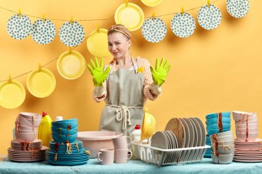 surpised tereddütlü deli genç adil saçlı kız bazı işleri yapmak için nefret ediyor