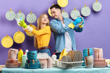 Pozitif harika genç adam ve kadın plakaları silerken birbirlerine bakıyor