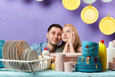 Bazı ev işleri yaparken bir mola genç üzgün çift