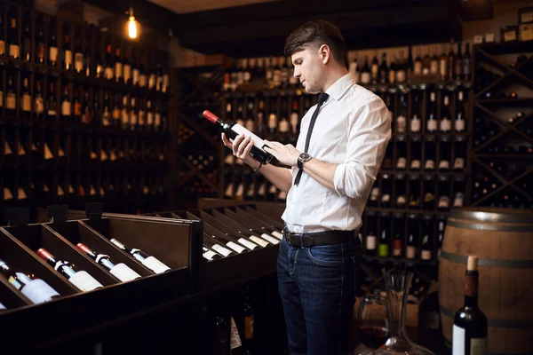 Un hombre increíble vendiendo vino. concepto de comercio del vino — Foto de Stock