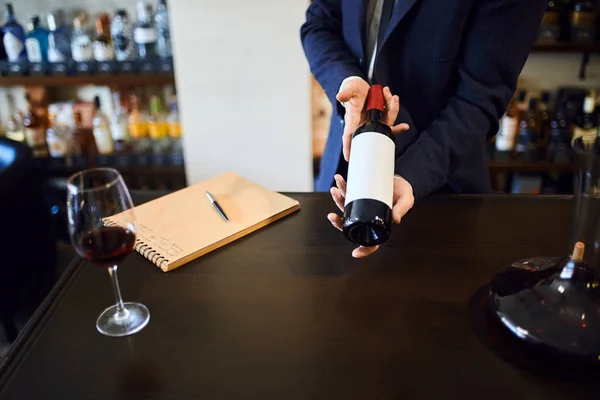 Hombre de traje ofrecen vino perfecto para los clientes, clientes — Foto de Stock