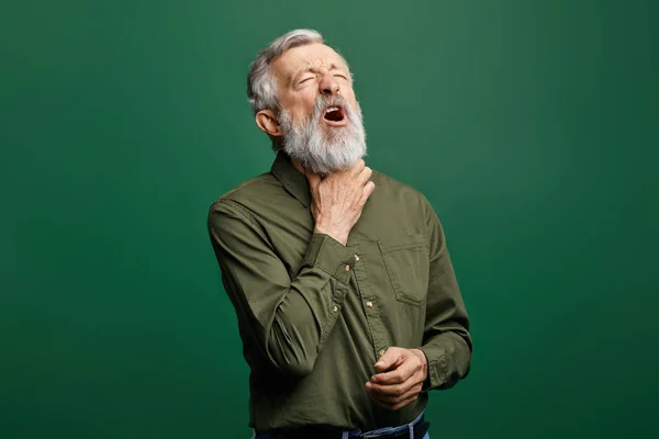 Yaşlı hasta adam boğaz ağrısı olan, boğazını tutarak — Stok fotoğraf