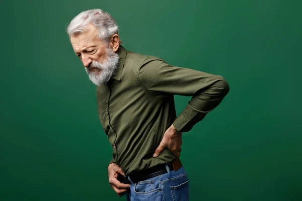 Yaşlı adam sırt sevk ağrı muzdarip — Stok fotoğraf