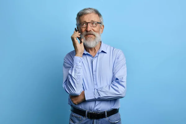 Yakışıklı yaşlı adam arıyor, cep telefonukonuşuyor — Stok fotoğraf