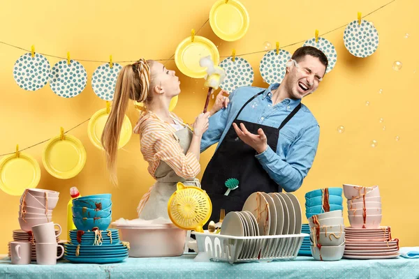 Uomo e donna positivi che fanno le faccende domestiche. attività del fine settimana — Foto Stock