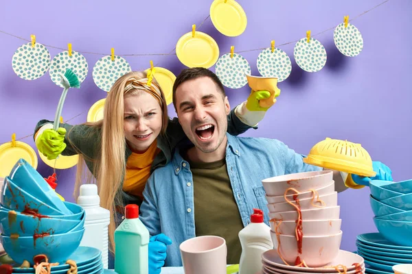 Jovem casal tem expressão facial positiva — Fotografia de Stock