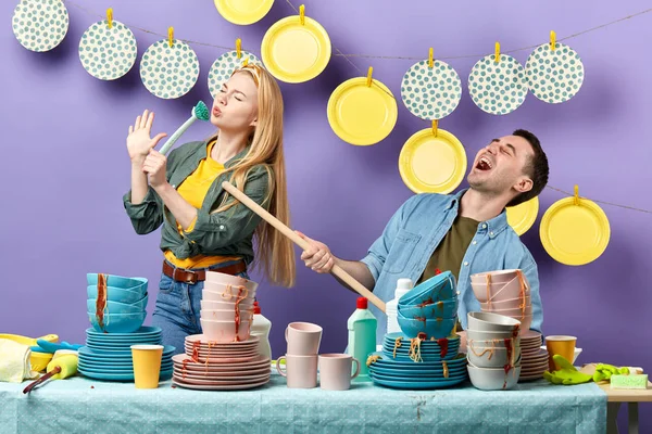 Två unga människor njuter av att sjunga i köket — Stockfoto