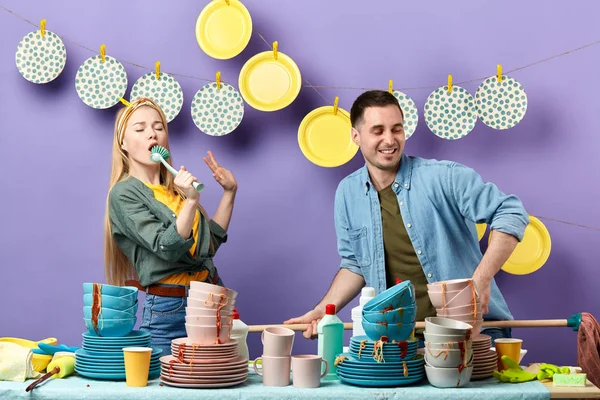 Sängerin und ihr Gitarrist posieren vor der Kamera — Stockfoto