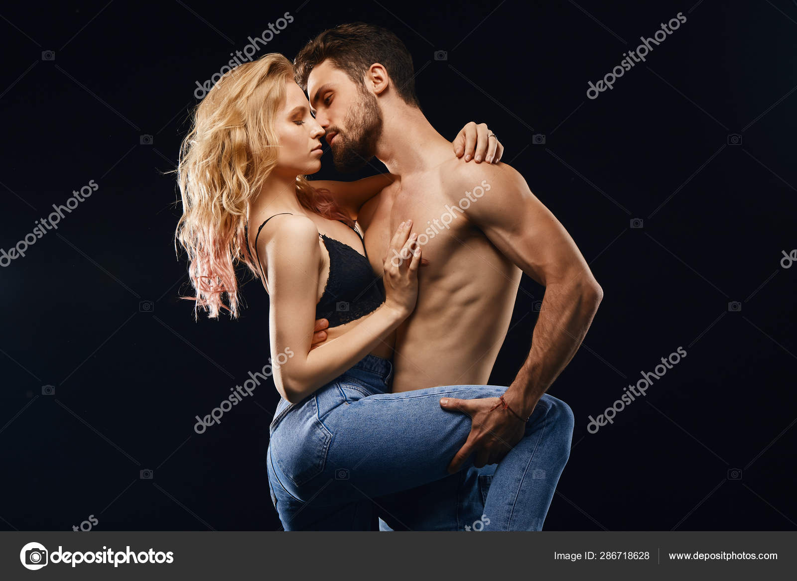 Shirtless man and blonde woman dancing tango in the studio Stock Photo by ©1greyday 286718628