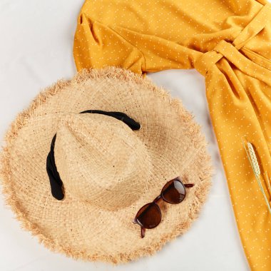 şık saman kadın şapka ve açık sarı elbise