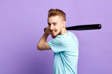 keyifli genç adam bir top bekliyor