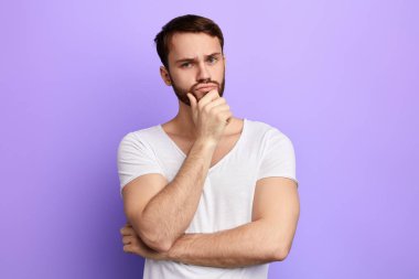 üzgün mutsuz adam bazı sorunlar yaşıyorsanız