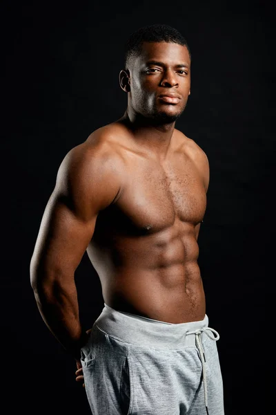 Afro ciddi gömleksiz adam izole siyah arka plan üzerinde çıplak vücut gösteren