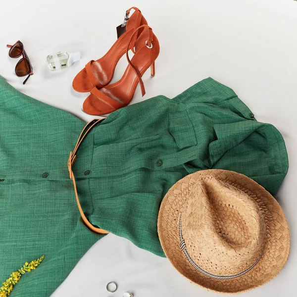 Roupas confortáveis para férias de verão. mulher preparou roupas para uma data — Fotografia de Stock