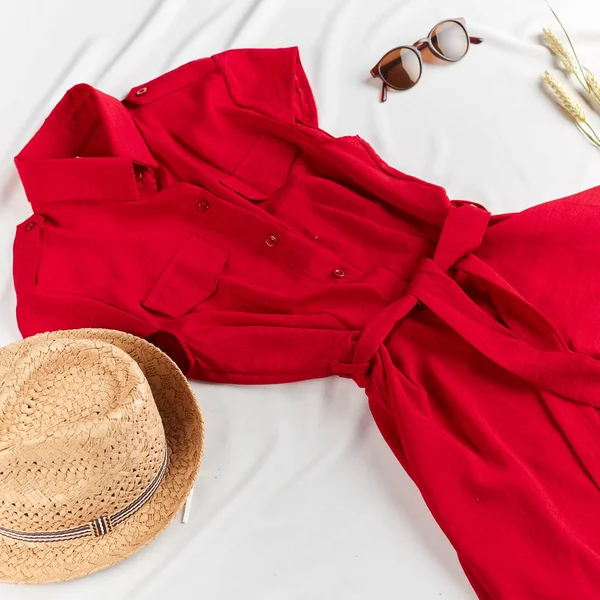 Elegante vestido rojo para los días cálidos — Foto de Stock