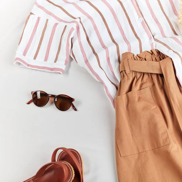 Óculos de sol elegantes para dias quentes de verão. apresentação de roupas de verão na moda — Fotografia de Stock