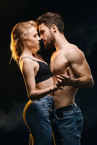Hete man en vrouw zoenen, uitdrukken hartstochtelijke emotie — Stockfoto