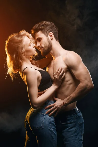 genç harika adam sarışın kız ile seks yapmak istiyor