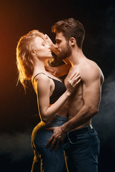 Koncepce sexuálního instinktu. sexovaný pár se vzájemně objímá — Stock fotografie