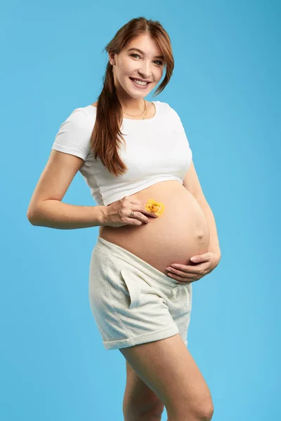 Encantador menina positiva à espera de bebê — Fotografia de Stock