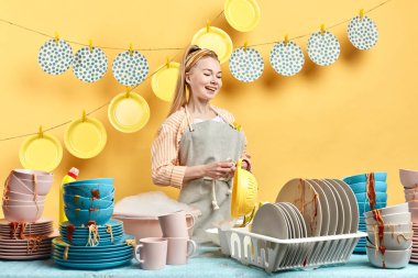 at kuyruğu ile müthiş sarışın kadın görevlerini zevk