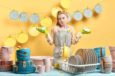 şaşkınlık içinde omuzlarını silkme önlük giyen şaşkın sürpriz kadın