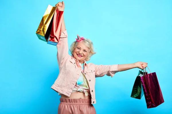Anciana elegante dama regocijándose en bargine, ropa nueva —  Fotos de Stock