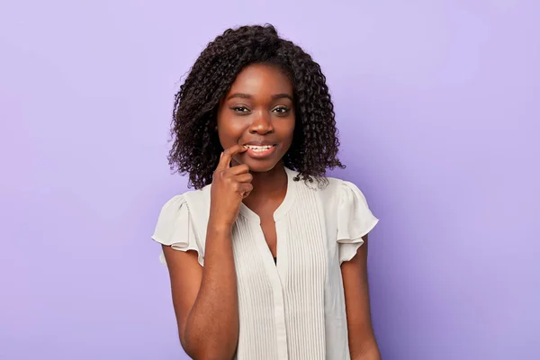 Retrato de una joven afro feliz señalando sus dientes — Foto de Stock