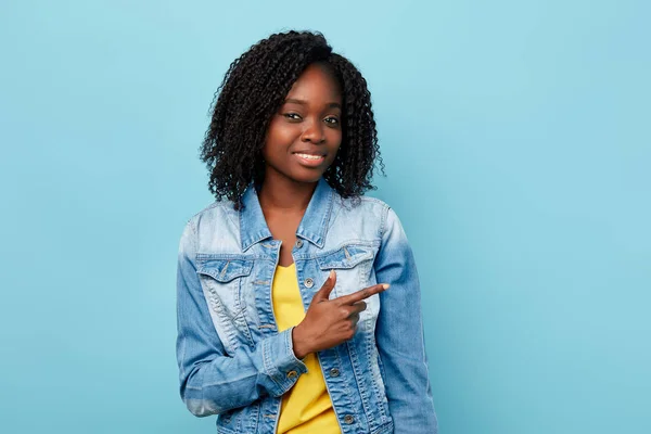 Joven alegre feliz americano mujer vestida casualmente señala con el dedo de distancia — Foto de Stock