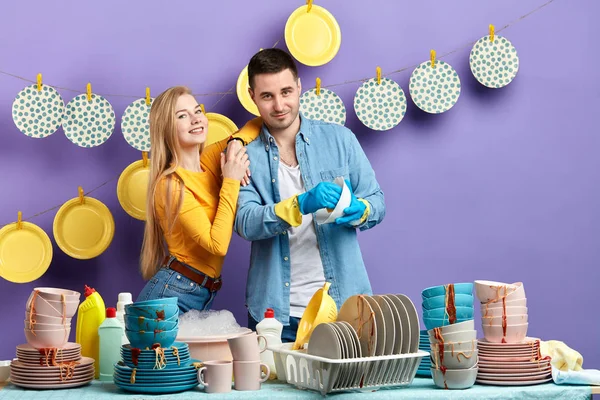 Attraktive blonde Frau stützt sich auf die Schulter ihrer Freunde — Stockfoto