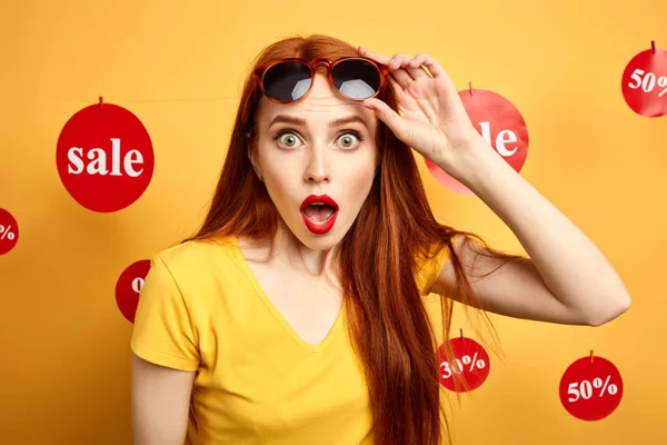 Chica con gafas de sol en la frente no puede creer en las ventas enormes —  Fotos de Stock