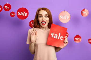 Çapraz Parmaklar satış işareti tutan komik kadın