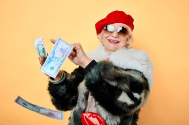 Mutlu Glamour kıdemli yaşlı Bayan dolar faturaları yığını atma