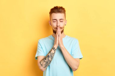 Sadık sakallı adam dilek yapıyor. yakın çekim portre.