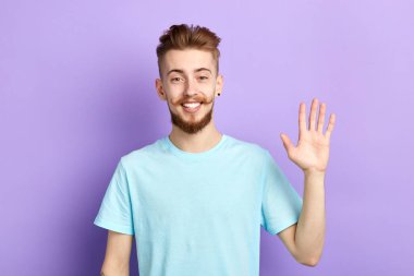 Pozitif neşeli adam tebrik durdursun ve kamera bakıyor