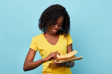 güzel kadın tutmak notepad ve dönüm sayfa