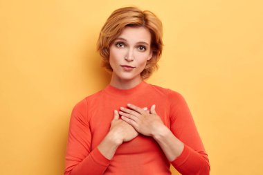 dost kadın içtenlikle gülümsüyor, kalp her iki avuç tutar