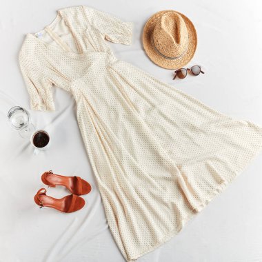 beyaz uzun elbise ve beyaz arka planda kahverengi deri ayakkabı. Modaya uygun konsept