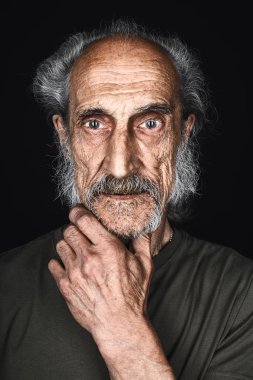 korkmuş ifade ile kamera Loking çene üzerinde bir Plam ile yaşlı adam