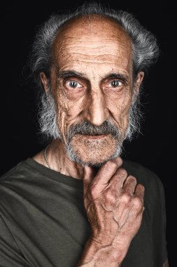 iyi görünümlü çekici adam Casual giysiler bir plan, fikir yapma