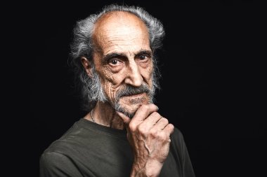 Yaşlı adam zor zaman, sert hayat var.