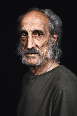 umutsuzluk ve çaresizlik konsepti. Yaşlı adam hayattan yorgun
