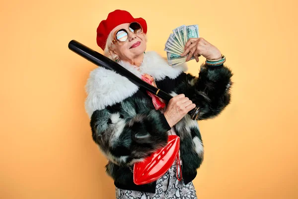 Романтичная богатая женщина, использующая свои деньги как вентилятор — стоковое фото