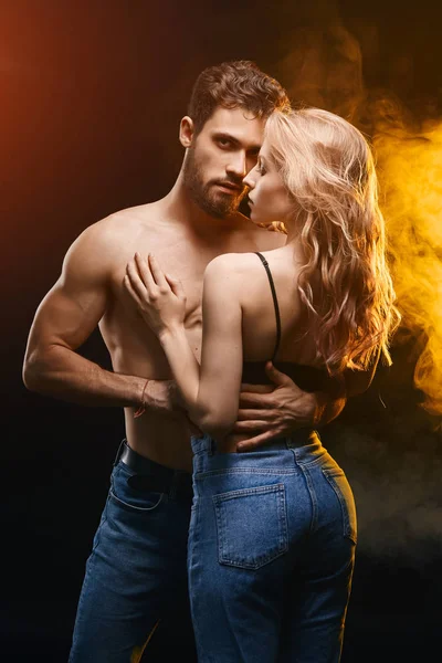 onun kız arkadaşı sarılmak ve kamera poz serin güçlü acımasız adam