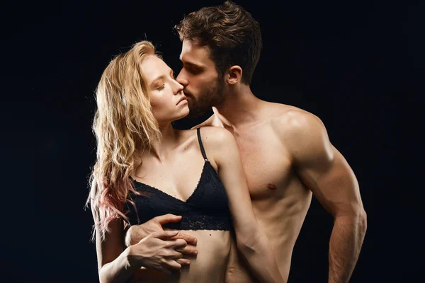 birbirlerine cinsel ilgi sahip harika kadınlık yakışıklı adam